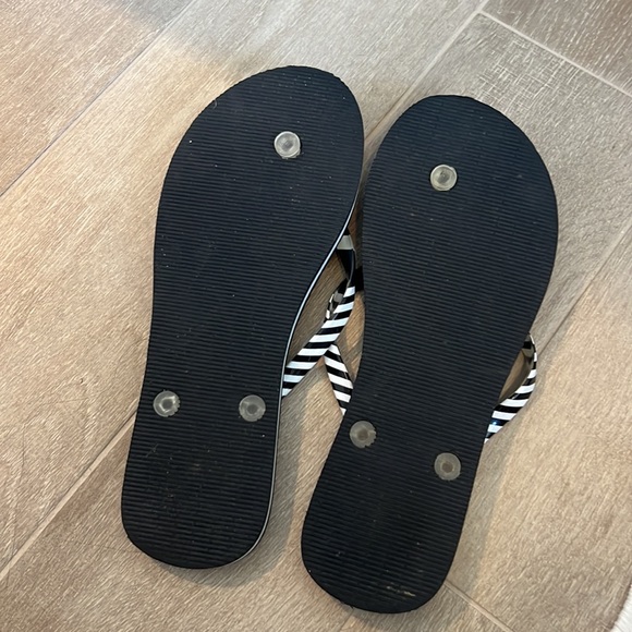 Vera Bradley Flip Flops - Picture 2 of 2
